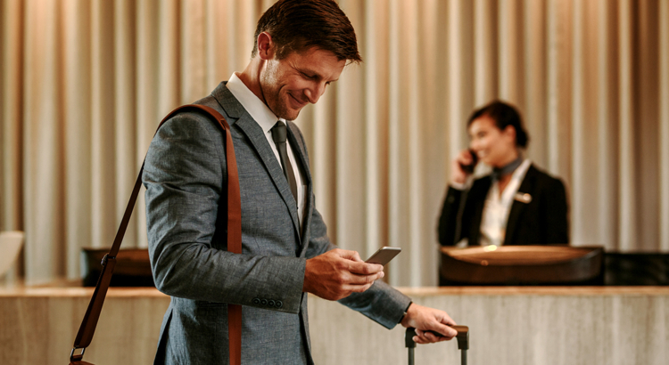 Geschäftsreise Mann Smartphone Lobby iStock jacoblund.jpg